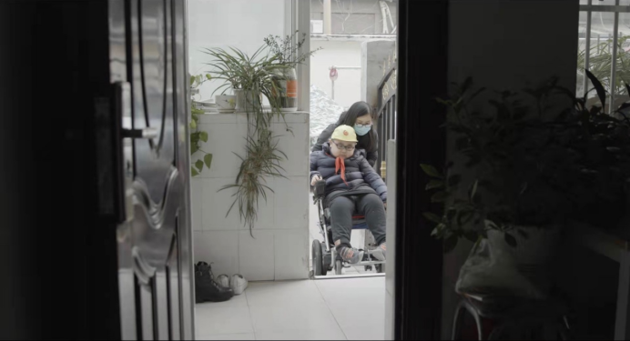 腾讯公益与腾讯影业开启“小红花回响光影录”,首部纪录短片聚焦罕见病群体